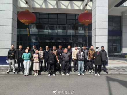 低俗直播斗狠PK13人被行拘