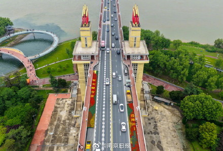 近200平方米主题花坛亮相南京长江大桥