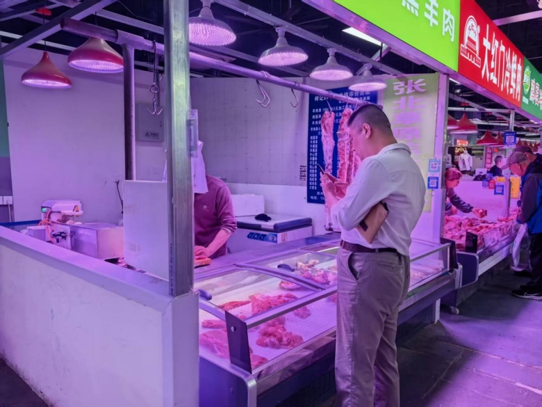 “生鲜灯”将全面禁用有色光源，协会呼吁：让生鲜回归本色