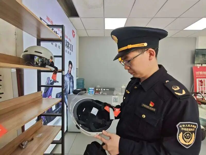 市监部门严查头盔合规情况，工作人员提示：商家应尽到核验义务