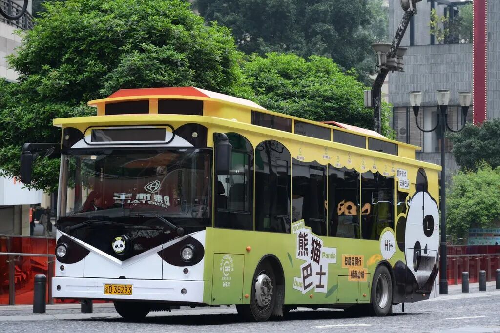 一车直达解放碑、洪崖洞、动物园、磁器口等多个热门景点，重庆“熊猫巴士”新线来了→