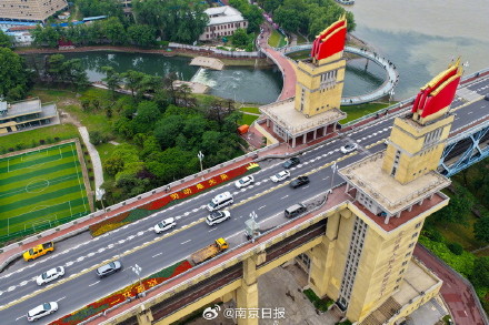 近200平方米主题花坛亮相南京长江大桥