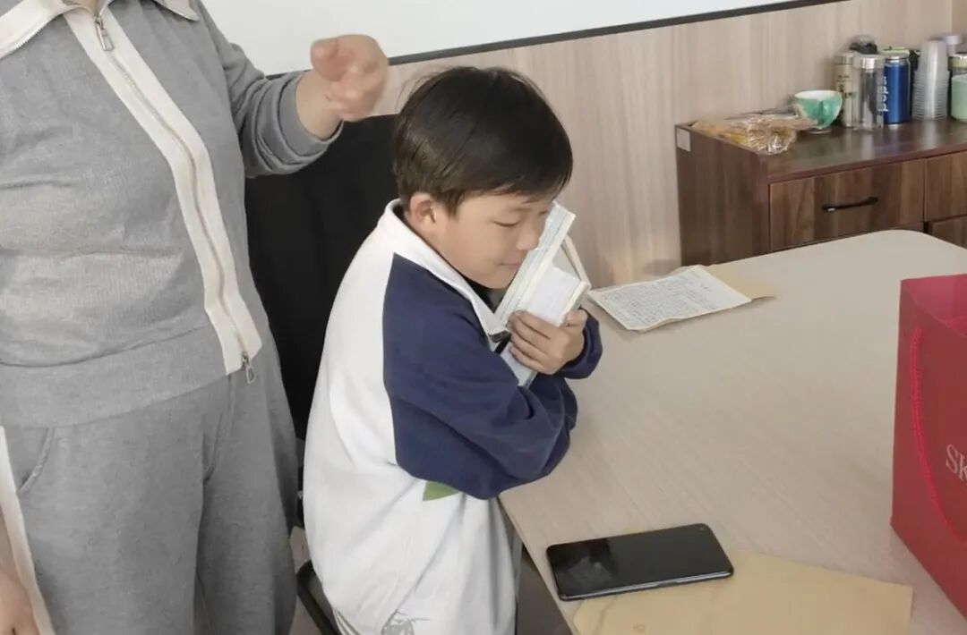 杭州7岁男孩捡到电话手表，民警跑专卖店充电寻人，失主送来图书感谢