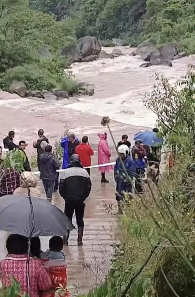 父子3人放学途中不幸遇难！遗体已全部找到！当地通报