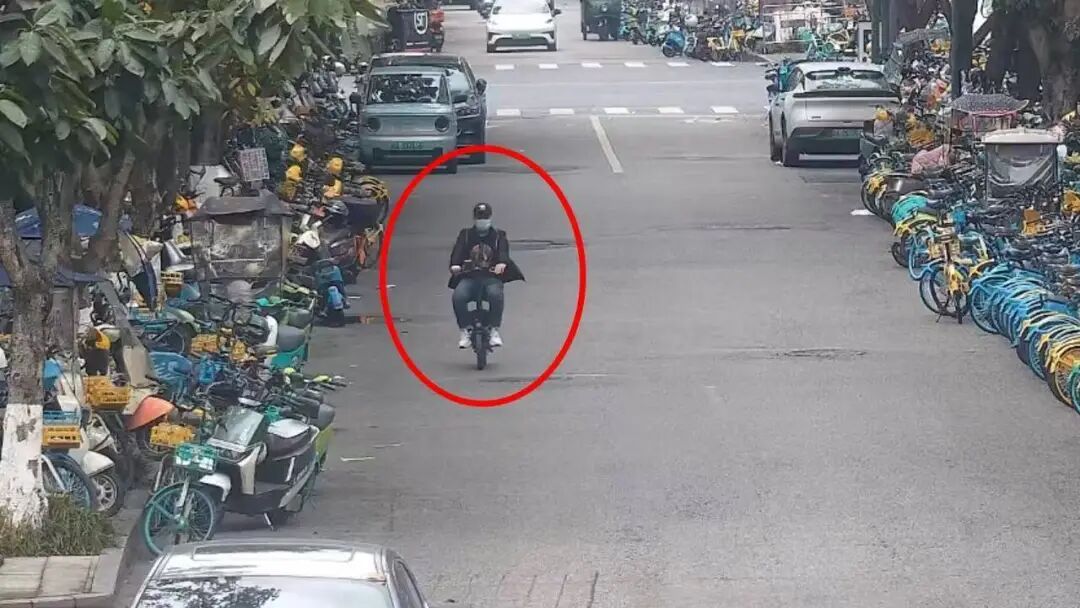 送出30万现金！成都54岁女子帮“网恋军官男友”套现，警方借此破获电诈取现团伙