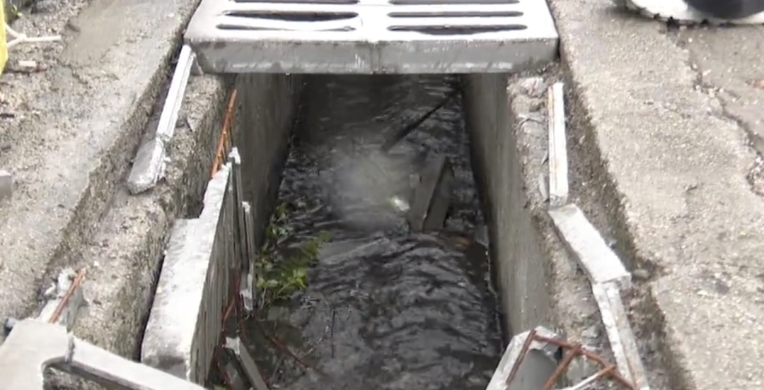 佛山一道路沙井盖出现连续破损，当地相关部门：将尽快更换