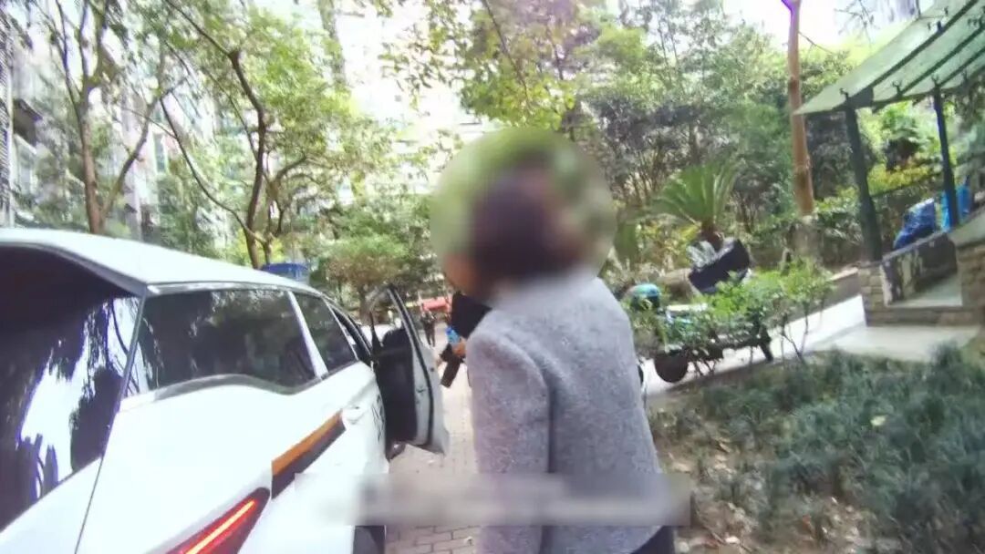 送出30万现金！成都54岁女子帮“网恋军官男友”套现，警方借此破获电诈取现团伙