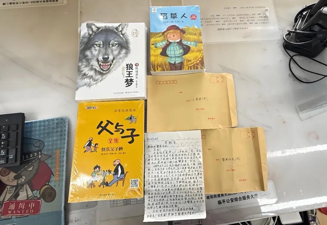 杭州7岁男孩捡到电话手表，民警跑专卖店充电寻人，失主送来图书感谢