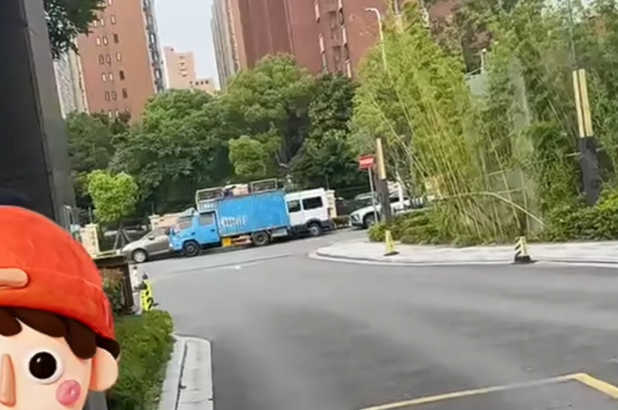 卡皮巴拉、大蟒蛇……上海多地再现街头马戏团！孩子哭闹着非得要，家长无奈掏钱