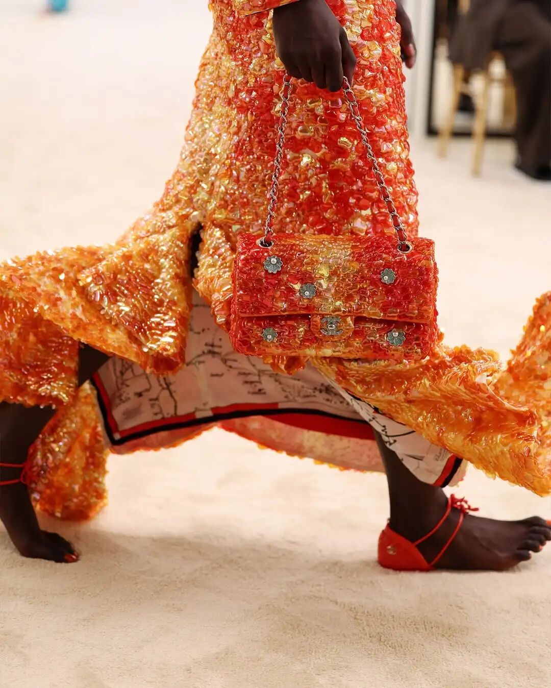 香奈儿新款无底凉鞋！王菲27年前穿过类似款式，网友：太抽象了！