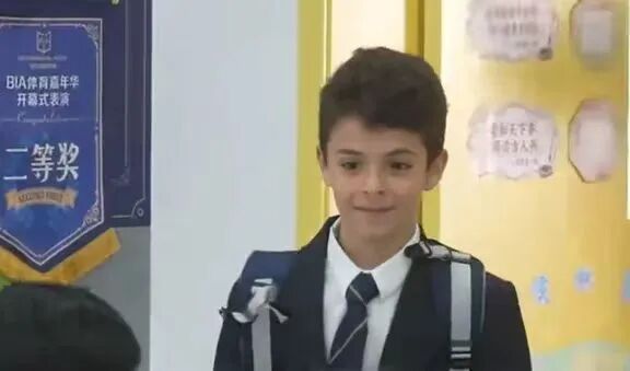 8岁伊朗男孩断联42天后，重返中国学堂！网友热泪盈眶