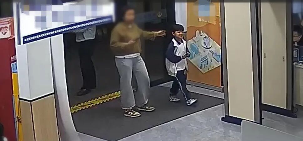 杭州7岁男孩捡到电话手表，民警跑专卖店充电寻人，失主送来图书感谢