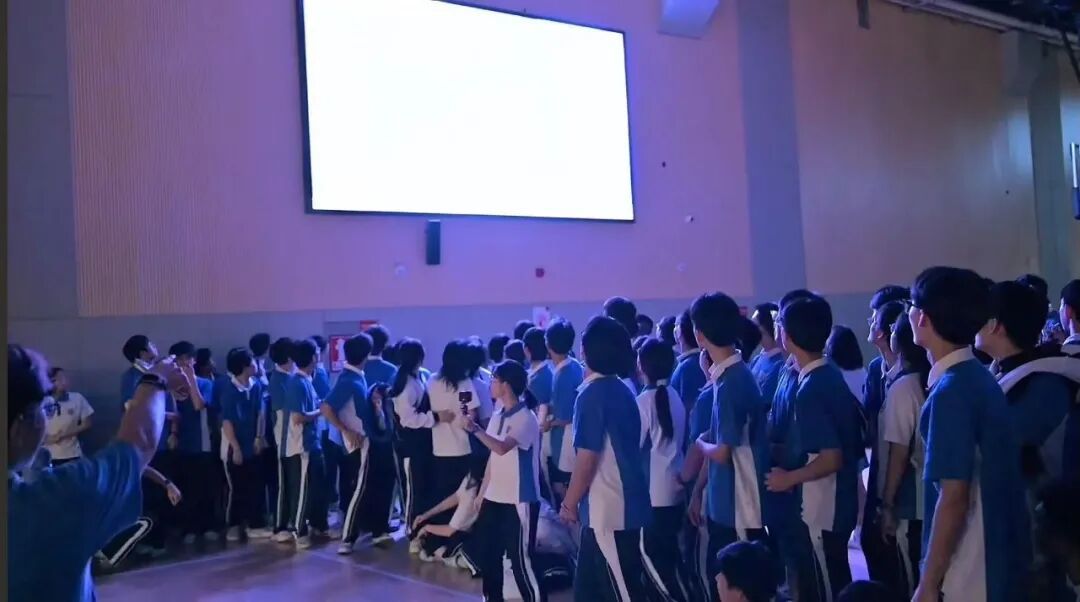 “小何，别捂腿了！”高二男生当场爆哭，网友也看哭了