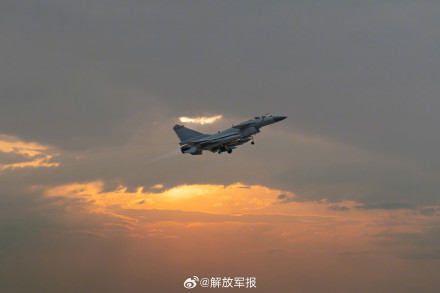 当战机遇上霞光，惊艳！