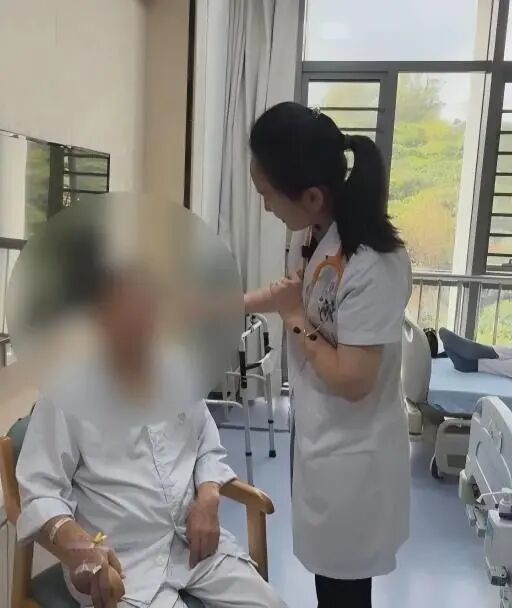 冰箱“陈年冻肉”舍不得扔，过期牛奶怕浪费继续喝，广东七旬老伯病菌“上脑”险丧命