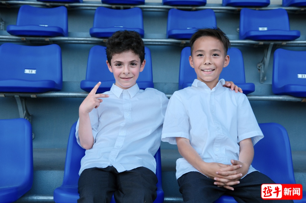 8岁伊朗男孩断联42天后，重返中国学堂！网友热泪盈眶
