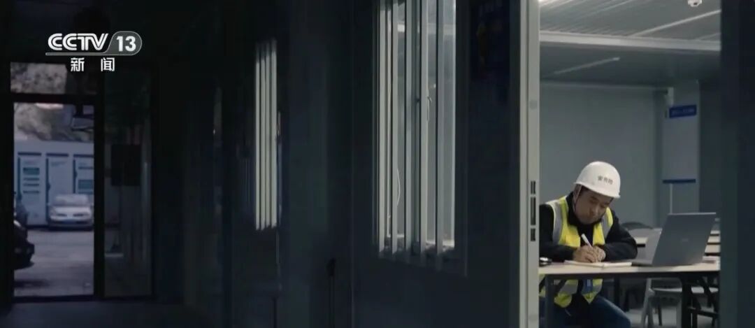 “工地搬砖大叔”9年考下13证，今年将拿到本科文凭！