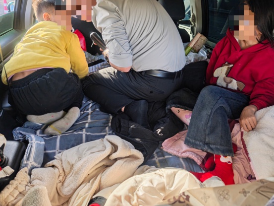 汽车行驶中，后排座椅放倒当床睡，违法吗？