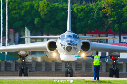 帅！空军轰炸机飞训高燃大图