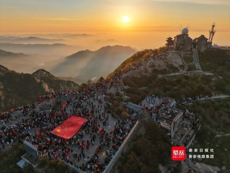 5月1日清晨，泰山顶上这一幕，是中国人才懂的浪漫！