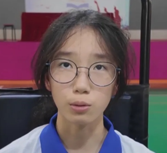 太好哭！深圳女孩坐在轮椅上，独自完成舞龙表演