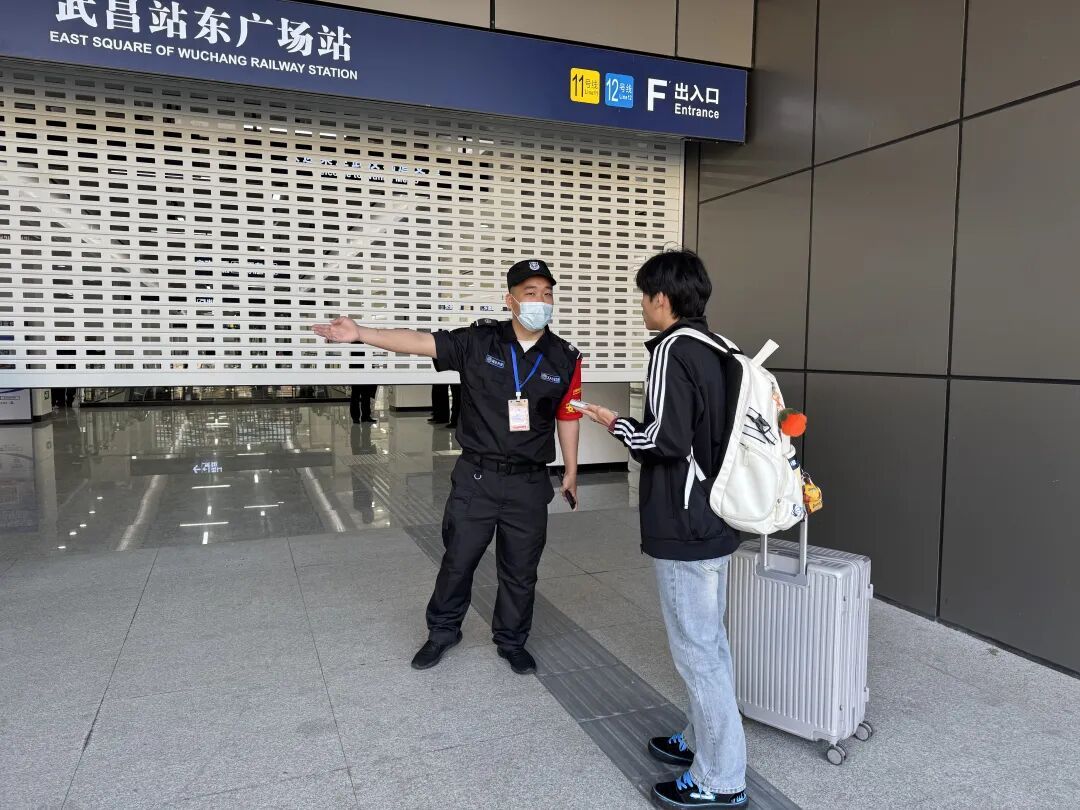武汉首条地铁环线，今天正式开通！现场画面传来，市民直呼：终于等到了