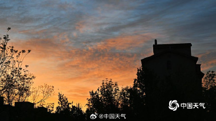 天空如油画！五一北京朝霞惊艳亮相 元气满满开启五一假期