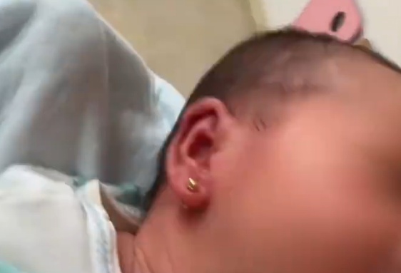 妈妈带月子里的宝宝打耳洞，宝宝全程不哭不闹，医生提醒