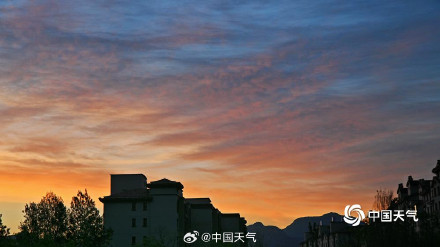 天空如油画！五一北京朝霞惊艳亮相 元气满满开启五一假期