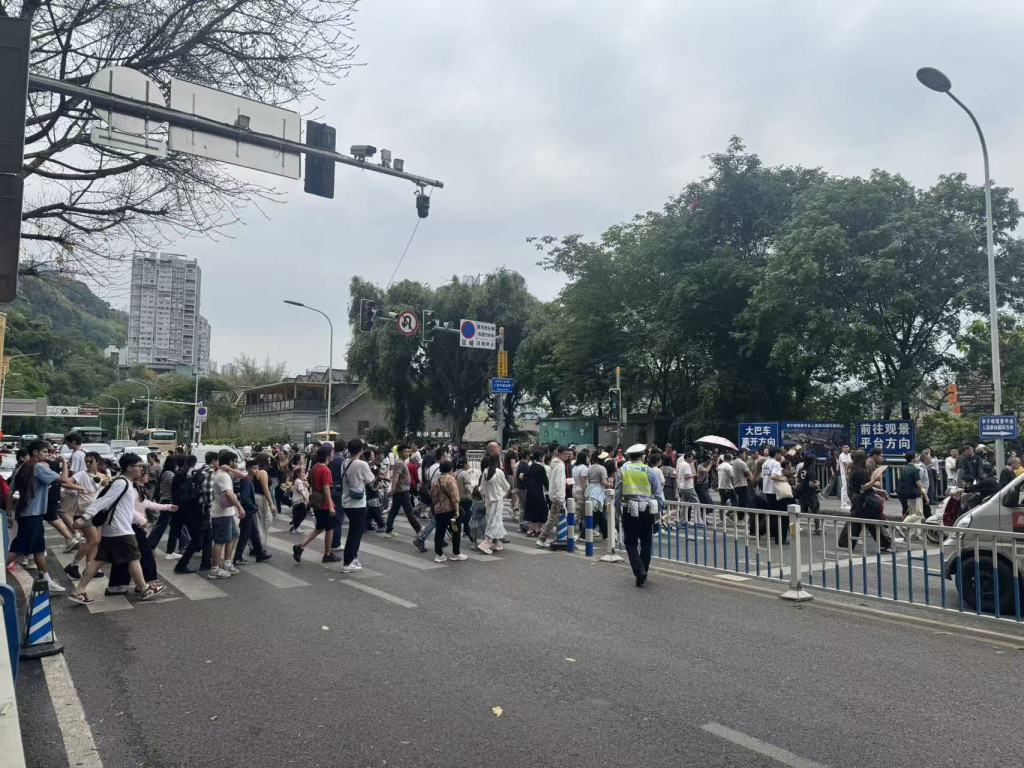 “吃轻轨”的重庆李子坝观景台，如何应对假日大客流？
