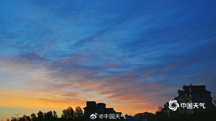 天空如油画！五一北京朝霞惊艳亮相 元气满满开启五一假期