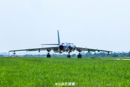 帅！空军轰炸机飞训高燃大图