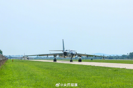 帅！空军轰炸机飞训高燃大图