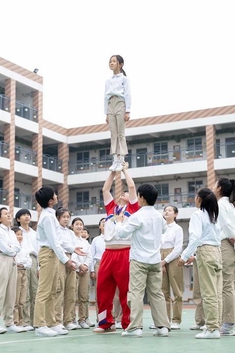 当一位小学体育老师决定给孩子们拍电影