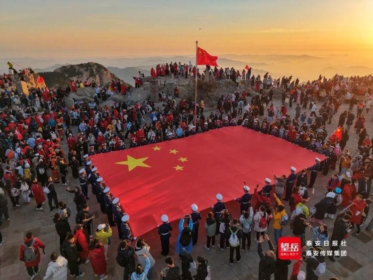 5月1日清晨，泰山顶上这一幕，是中国人才懂的浪漫！