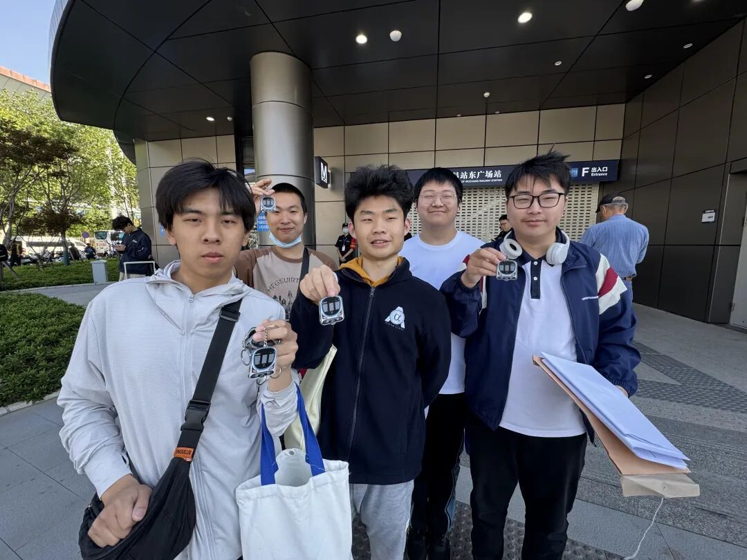武汉首条地铁环线，今天正式开通！现场画面传来，市民直呼：终于等到了
