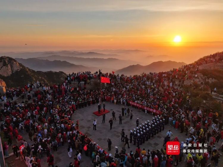 5月1日清晨，泰山顶上这一幕，是中国人才懂的浪漫！