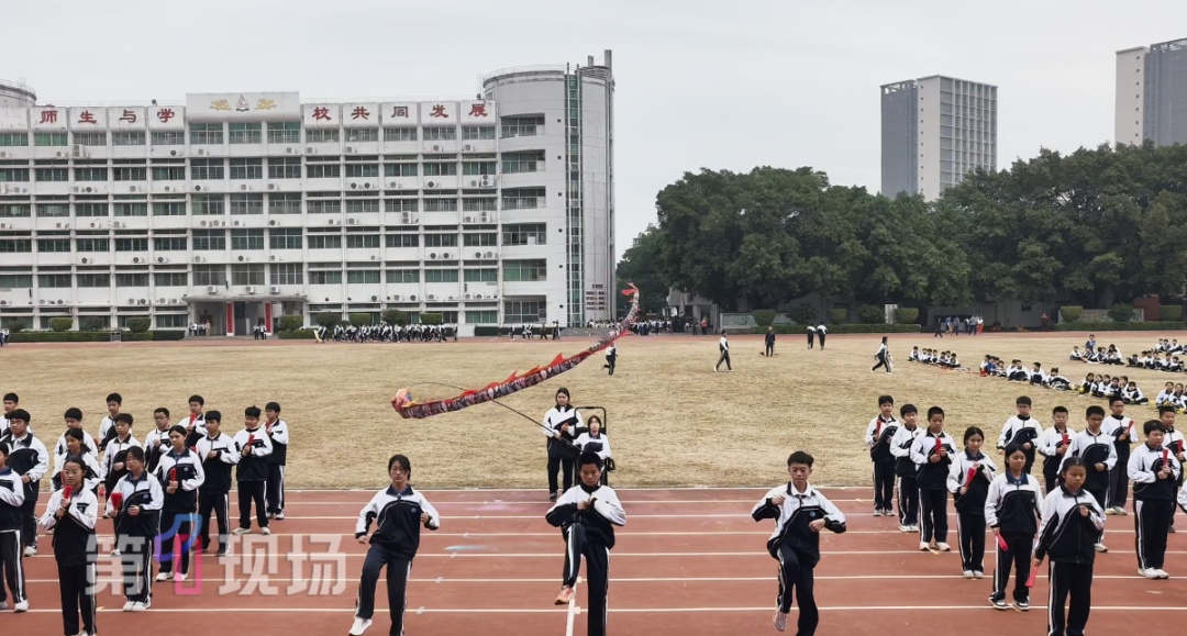 太好哭！深圳女孩坐在轮椅上，独自完成舞龙表演