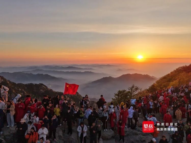 5月1日清晨，泰山顶上这一幕，是中国人才懂的浪漫！