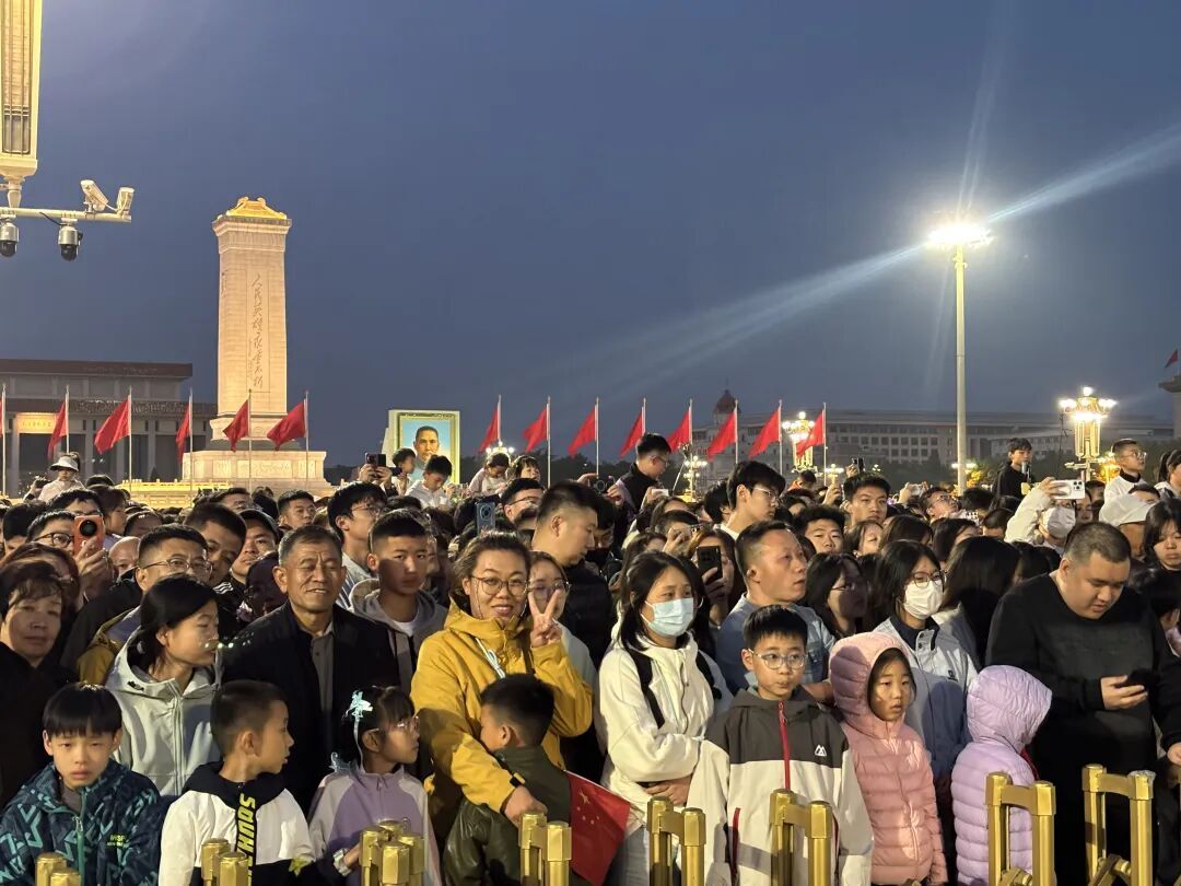 今天，第一视角看天安门升国旗——