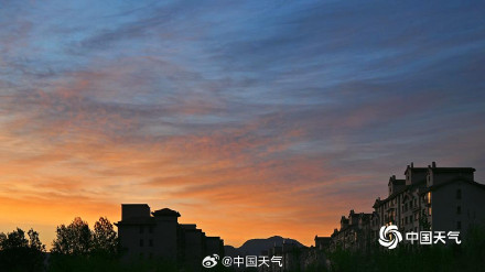 天空如油画！五一北京朝霞惊艳亮相 元气满满开启五一假期