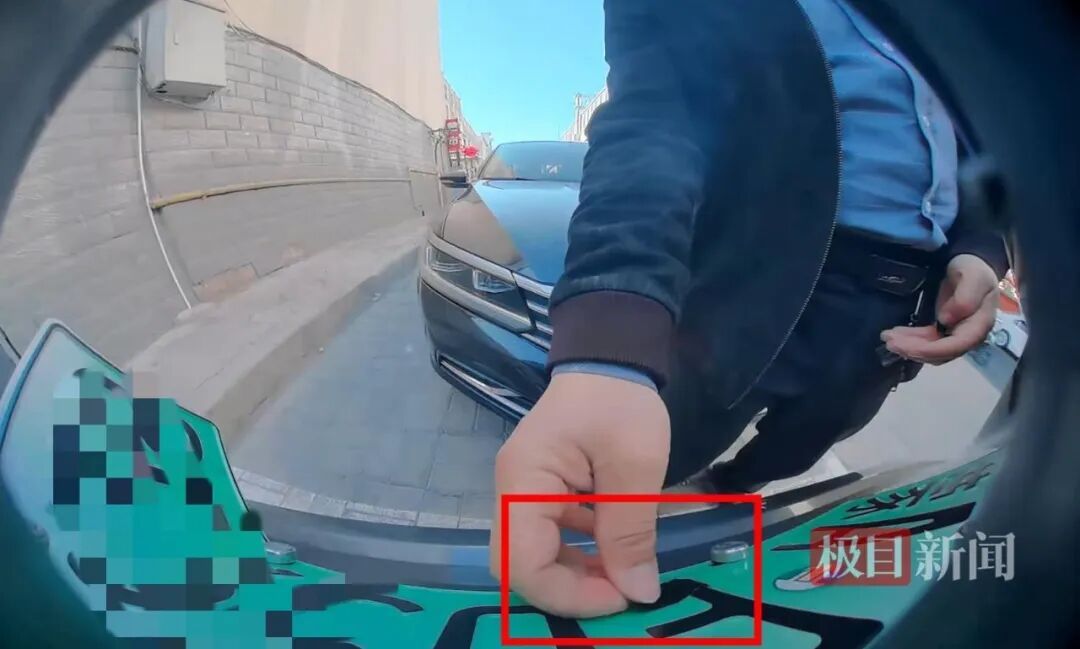 呼和浩特一车主遭人贴黑胶带，车牌F变E被路人举报！警方：涉事男子已到案，正连夜审讯
