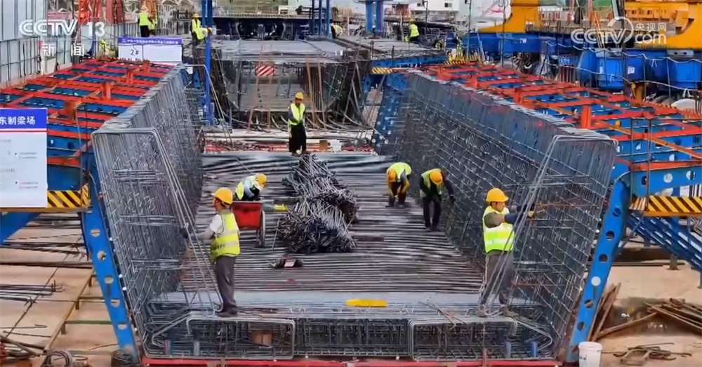 致敬劳动者！成渝地区高铁建设驶上“快车道” 综合交通枢纽建设提质提速