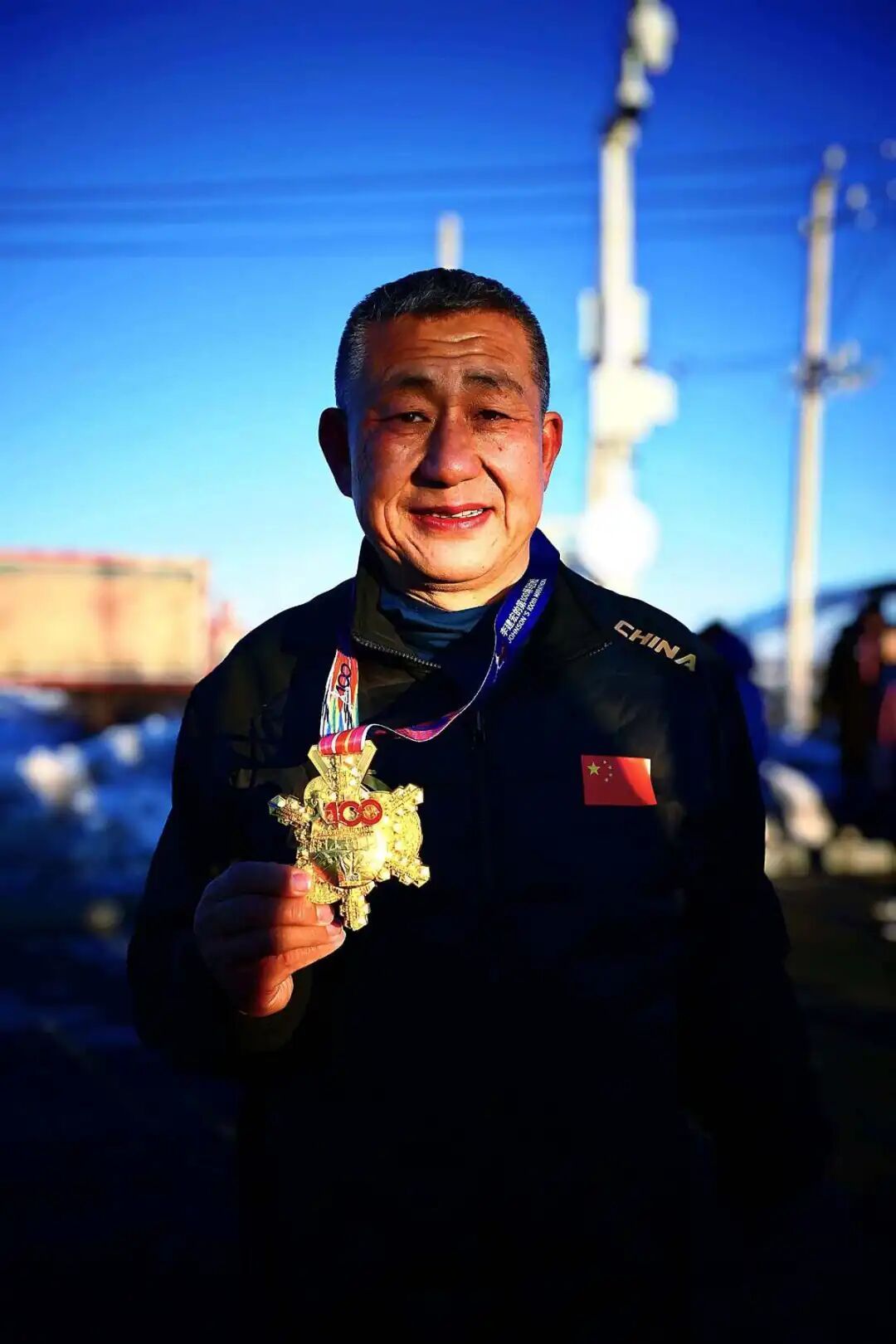 讣告，李建宏赴境外开展商务考察途中，不幸遭遇车祸去世，年仅60岁