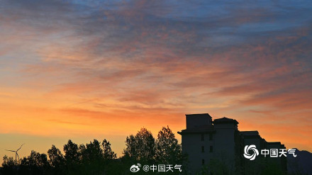 天空如油画！五一北京朝霞惊艳亮相 元气满满开启五一假期