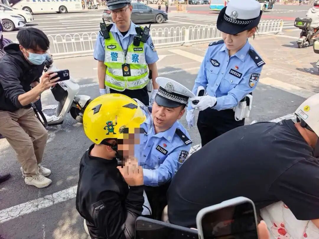 今起，北京骑乘电动车不戴头盔违法！记者现场探访