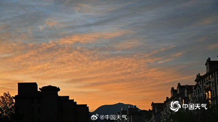 天空如油画！五一北京朝霞惊艳亮相 元气满满开启五一假期