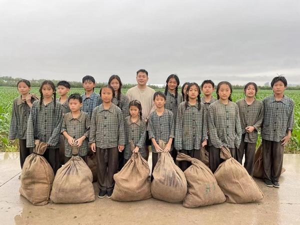 当一位小学体育老师决定给孩子们拍电影