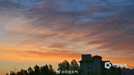 天空如油画！五一北京朝霞惊艳亮相 元气满满开启五一假期