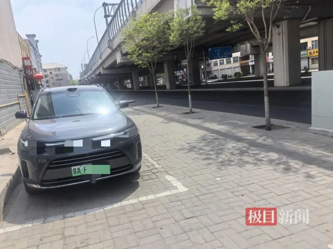 呼和浩特一车主遭人贴黑胶带，车牌F变E被路人举报！警方：涉事男子已到案，正连夜审讯